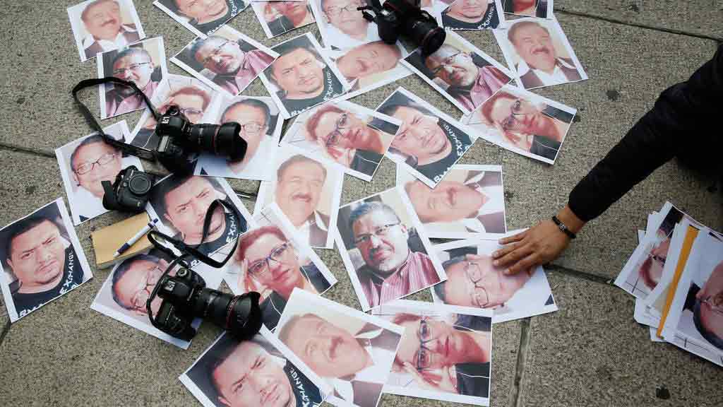 Fotografías de periodistas asesinados en 2017, usadas durante una protesta.