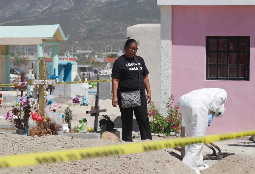 Juana Solís durante la exhumación de su hija, Brenda Damaris González. Foto: Daniel Becerril / Reuters.