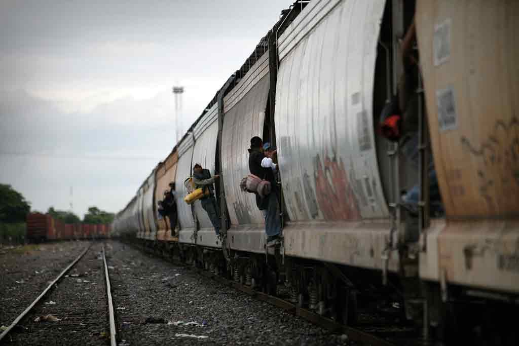 Migrantes cruzan el país rumbo a Estados Unidos a bordo de "La Bestia". Foto: Leonardo Sánchez